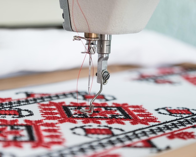 nowoczesna maszyna do haftu w pracowni