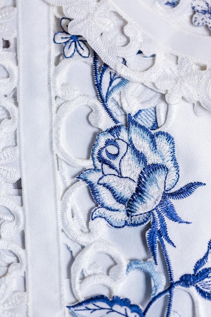 haftowana tkanina z kwiatowym motywem